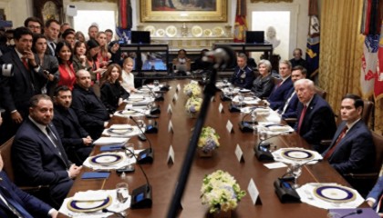 与泽连斯基大吵一架后，特朗普画了条线：俄乌都别争，按我说的停火