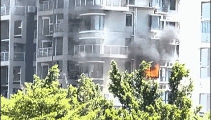 深圳一小区突发起火，现场浓烟滚滚