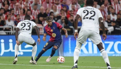 西超杯-拉菲尼亚2射1传莱万传射 3C染红巴萨5-2皇马夺冠