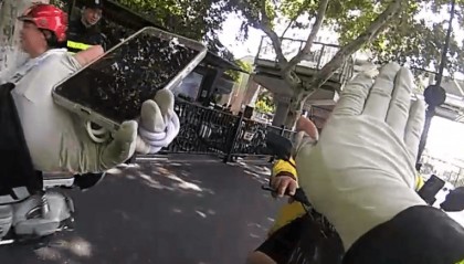 事发杭州街头！年轻小伙被人一句话瞬间弄哭！又是她……