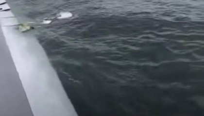 货机降落时冲出跑道坠海致2人死亡，香港机场管理局：降落前未发出求助信号，事故原因正调查