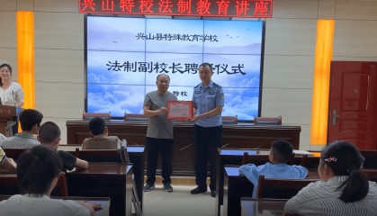 爱心守护——兴山站派出所开展法制安全宣传