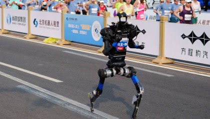 “多贵都要见一见”！两百万年薪、45岁仍吃香，“造机器人的人”被抢疯了