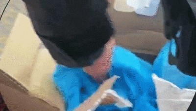 网约车司机接单“闪送”，纸箱里竟装了352350元人民币！