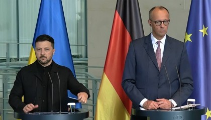 乌克兰无人机大举进攻莫斯科，首都机场混乱！俄军5万大军，立刻集结苏梅！