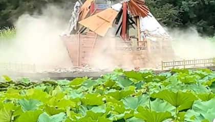 青岛中山公园凉亭倒塌：去年刚修缮，无人员伤亡，已设围挡，正调查原因