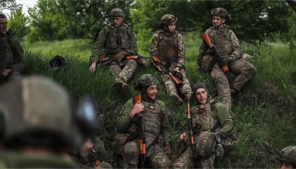 俄军弹药漫天开花，竟意外炸出乌军软肋：一坑道外国人面面相觑