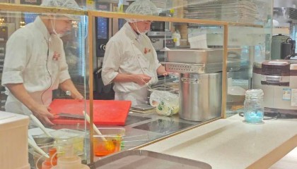 西贝降价自救！记者实探长沙门店：260元餐品用代金券后实付60元，冻品西兰花使用期调为一个月