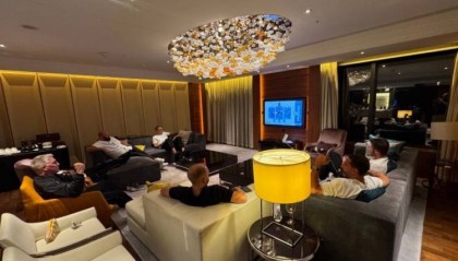 惨！费迪南德、鲁尼等曼联名宿在酒店看曼市德比，结果曼联被吊打