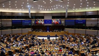 王毅专机落地前，欧盟对华连出两招，不到24小时，意大利率先选边站