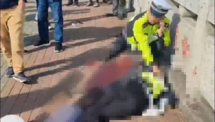 货拉拉司机被开罚单后将交警撞倒？街道办：交警在抢救，司机被控制