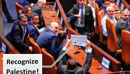 特朗普以色列议会演讲时 议员高举“承认巴勒斯坦国”抗议