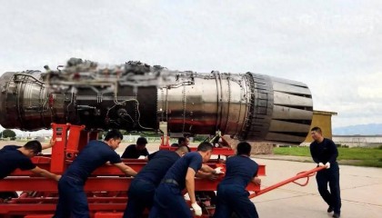 央视亲自曝光，十几人推着歼-16发动机出镜，新太行早已脱胎换骨