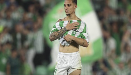 总价4000万每体：贝蒂斯愿分两期签安东尼 球员需降薪至600万