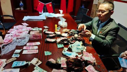 农行遵义绥阳支行助老人清理出可兑换火烧币共计144213元