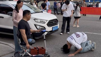 考场外跪谢无腿父亲的男生高考成绩公布，父亲：很满意，儿子想去当兵