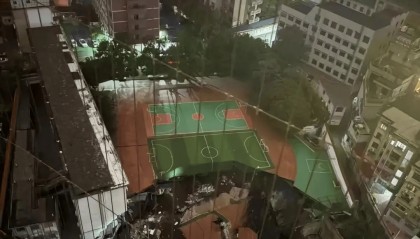 近4000人小学突发坍塌形成巨大坑洞，操场塌下去一半，“还好发生在夜里”