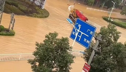 广东怀集遭遇超百年一遇大洪水，居民：水来得很快，防洪警报响个不停