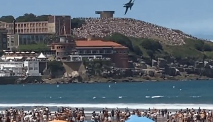 西班牙战机表演中突然飞向人群并剧烈翻转，险些坠海 回应：为了躲鸟