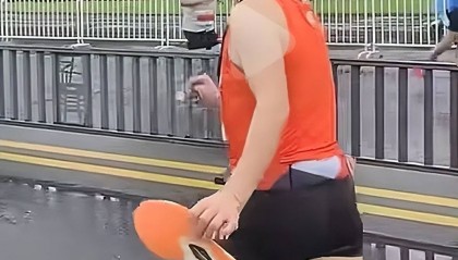 999元特步跑鞋马拉松途中掉底，宣称耐磨续航超2000公里