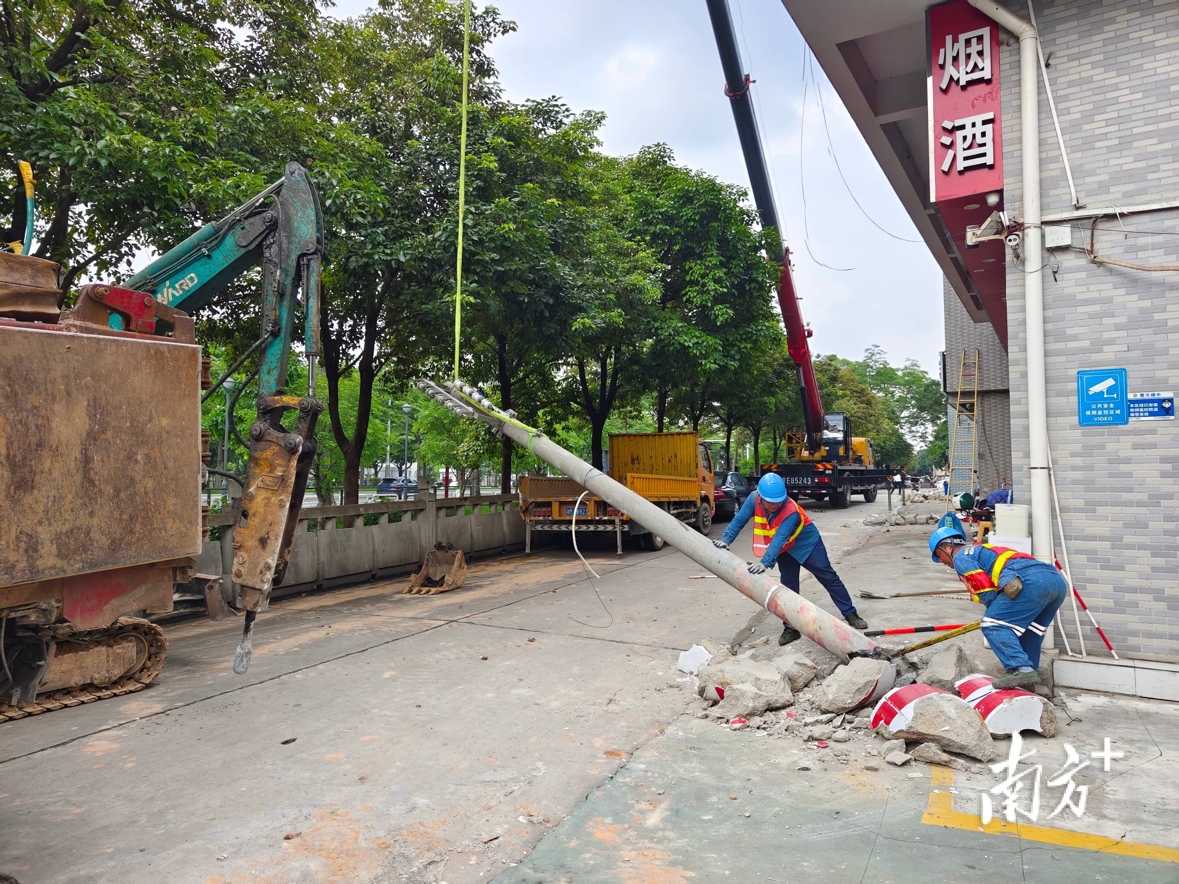 告别空中“蜘蛛网”，石湾湾华村拆除沿街27根老旧电线杆