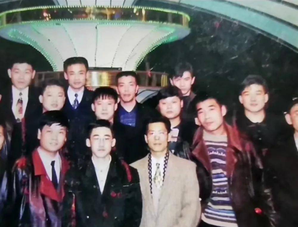 1998年，长春黑社会分子被打死，100辆豪车送葬，当街抛洒人民币