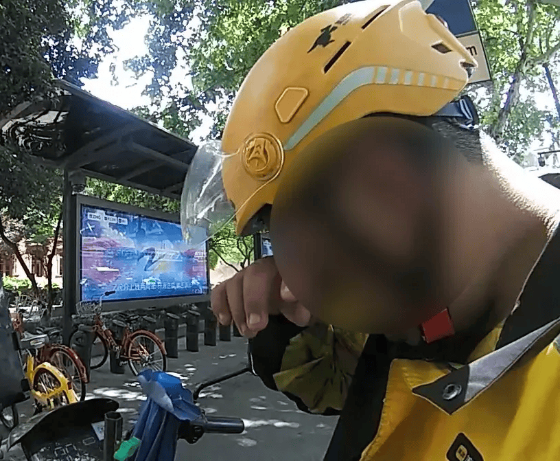 事发杭州街头！年轻小伙被人一句话瞬间弄哭！又是她……