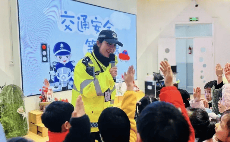 事发杭州街头！年轻小伙被人一句话瞬间弄哭！又是她……