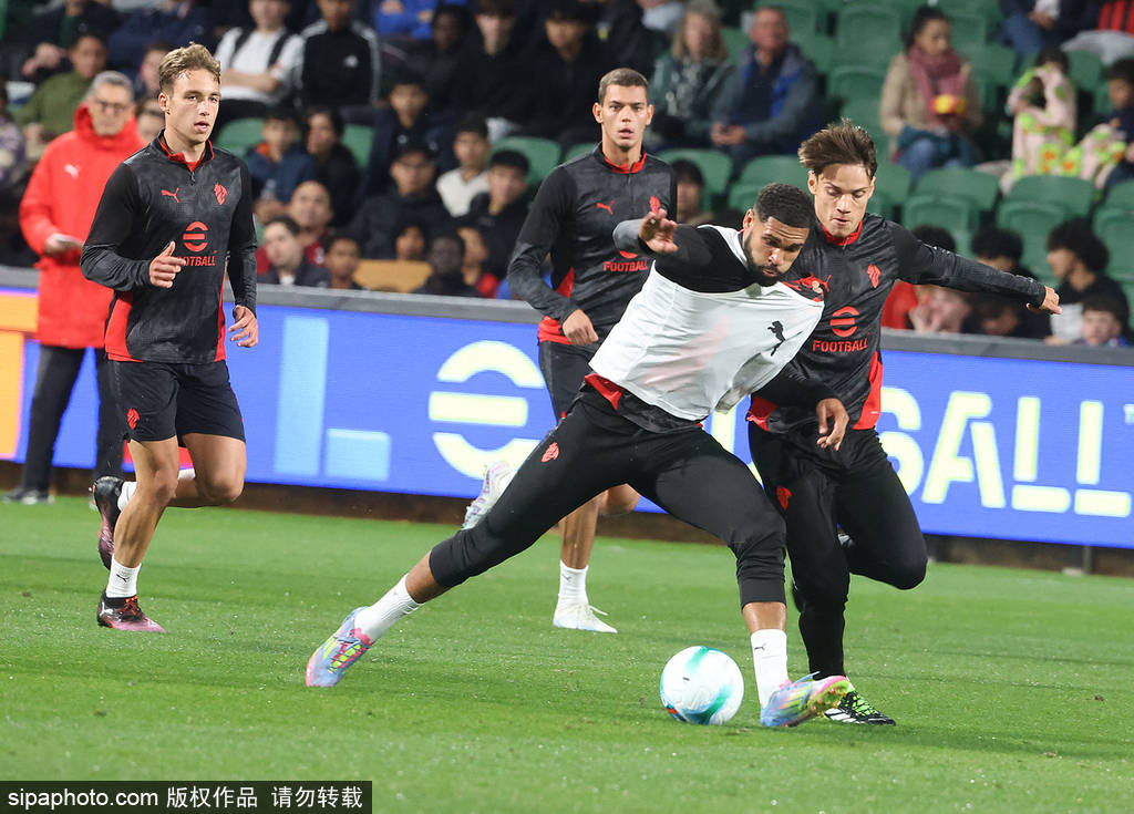 米兰锋线新星:康拉德·哈德尔的崛起与未来潜力