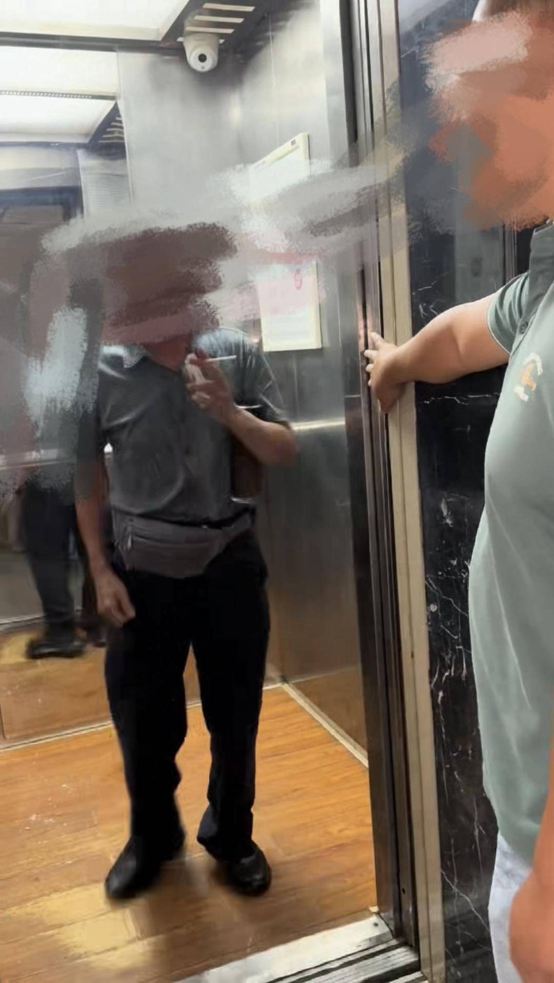 “就要抽！”四川乐山一大爷执意电梯里抽烟，业主：争执致电梯停运20多分钟