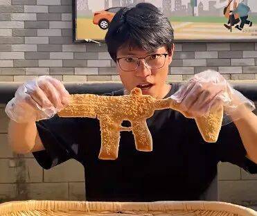 “东风-5C烧饼，吸引范围覆盖全网！”