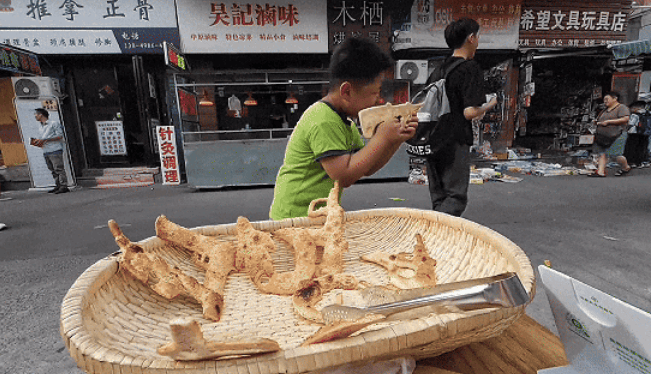 “东风-5C烧饼，吸引范围覆盖全网！”