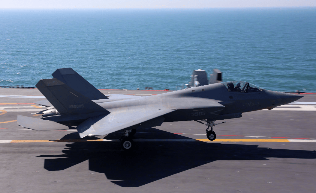 歼-35从福建舰上弹射起飞,解放军向全世界宣告,中国航母顶级战力!
