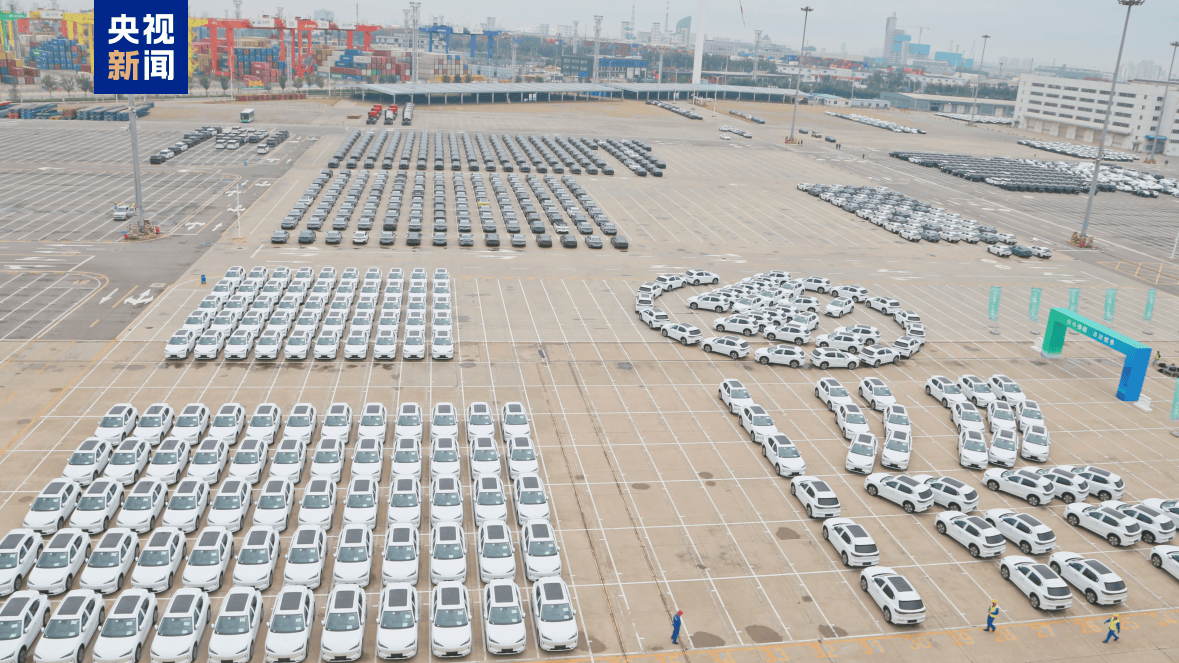 全球首艘双燃料动力滚装船在天津开启首航