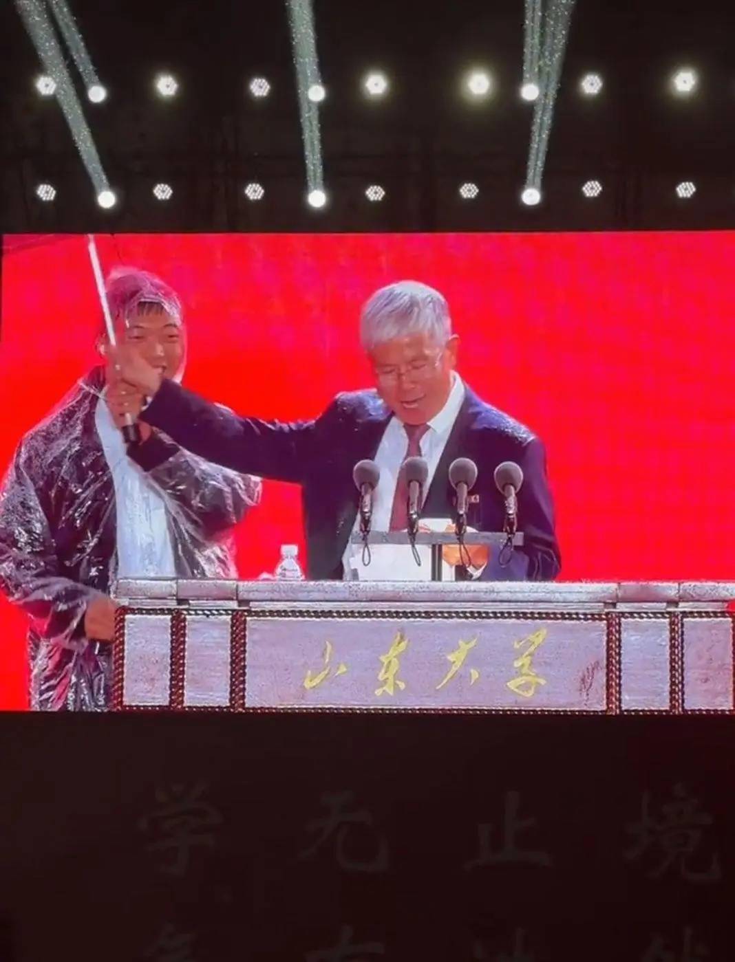 突降大雨!山东大学“蔬菜校长”两次拒伞:与同学共淋一场雨