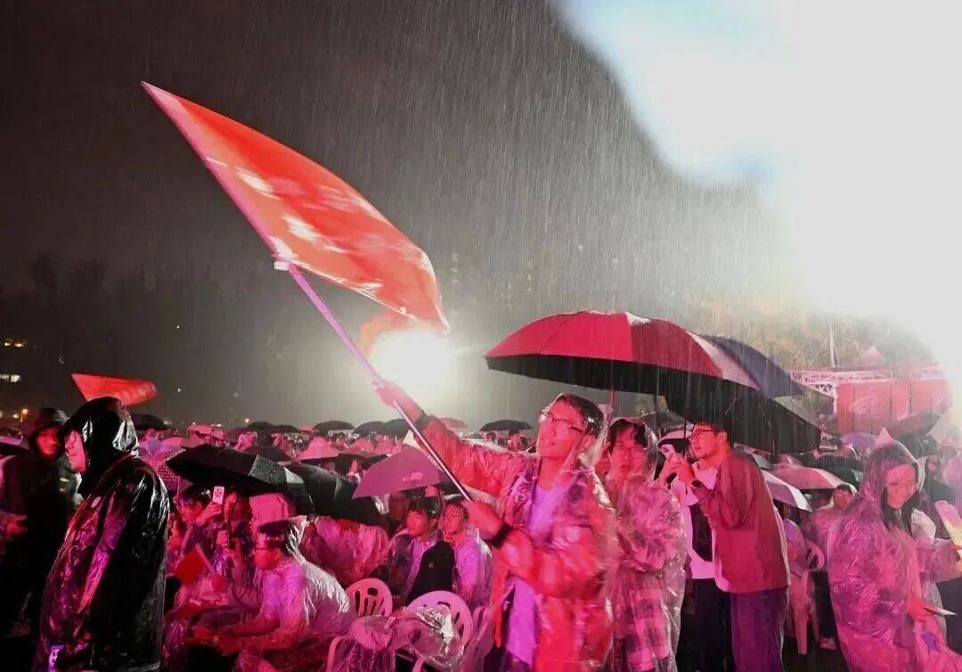 突降大雨!山东大学“蔬菜校长”两次拒伞:与同学共淋一场雨