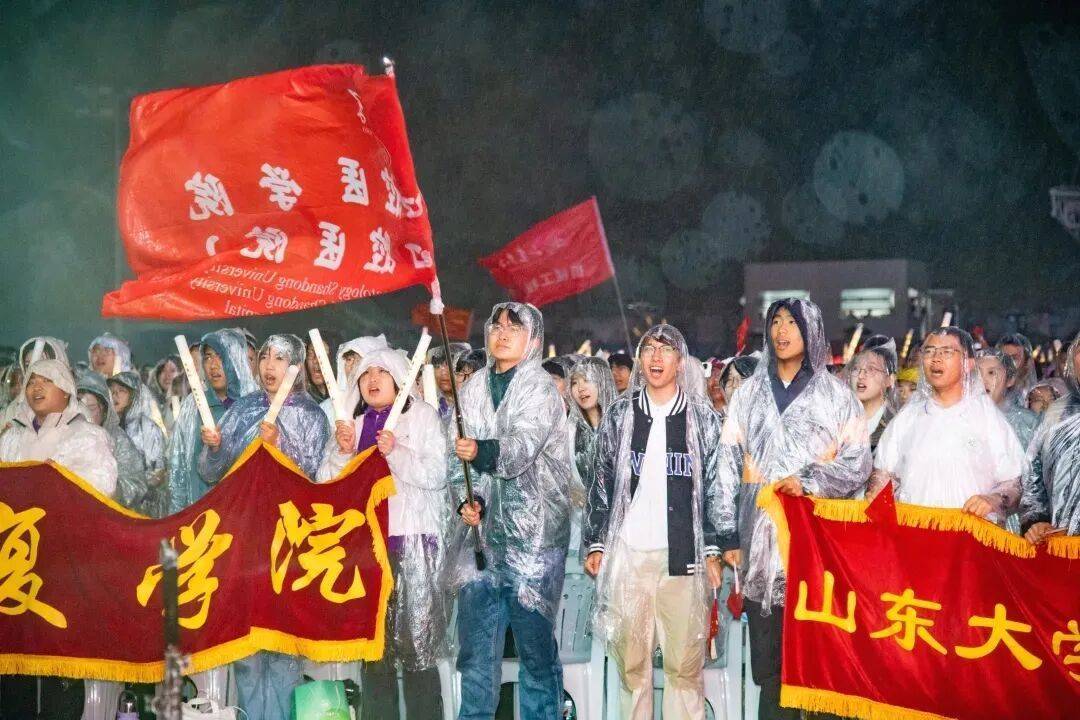 突降大雨!山东大学“蔬菜校长”两次拒伞:与同学共淋一场雨