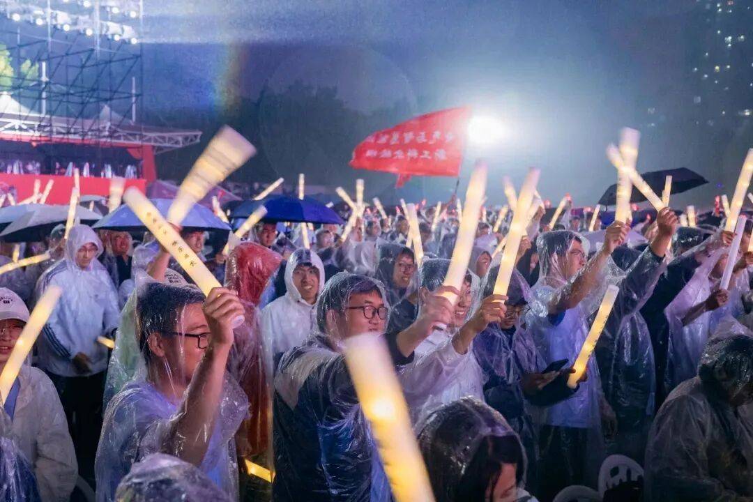 突降大雨!山东大学“蔬菜校长”两次拒伞:与同学共淋一场雨