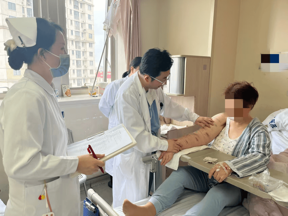 0.2毫米的“生命通道”：沪上医生用超级显微术为淋巴水肿患者“减负”