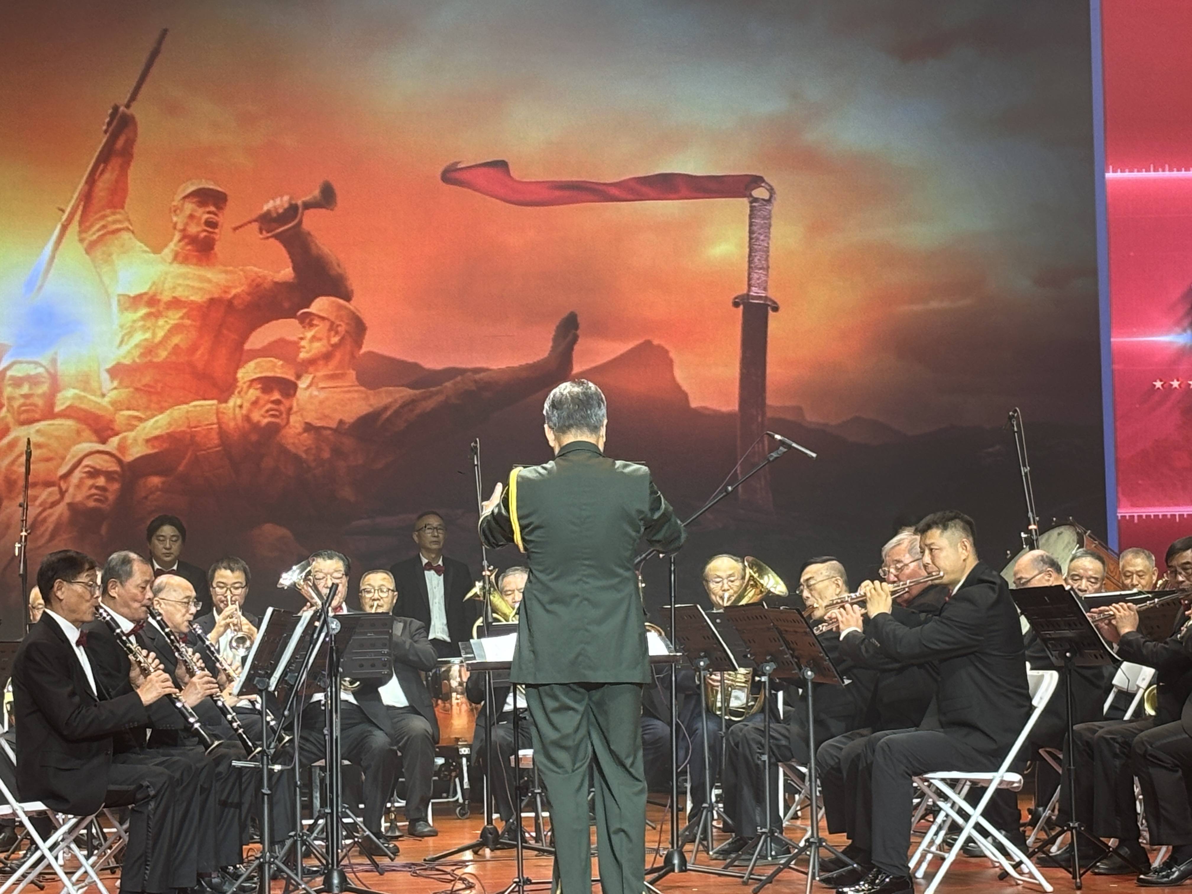 95岁抗战老兵现身!“热血铸荣光”文艺展演走进南京邮电大学