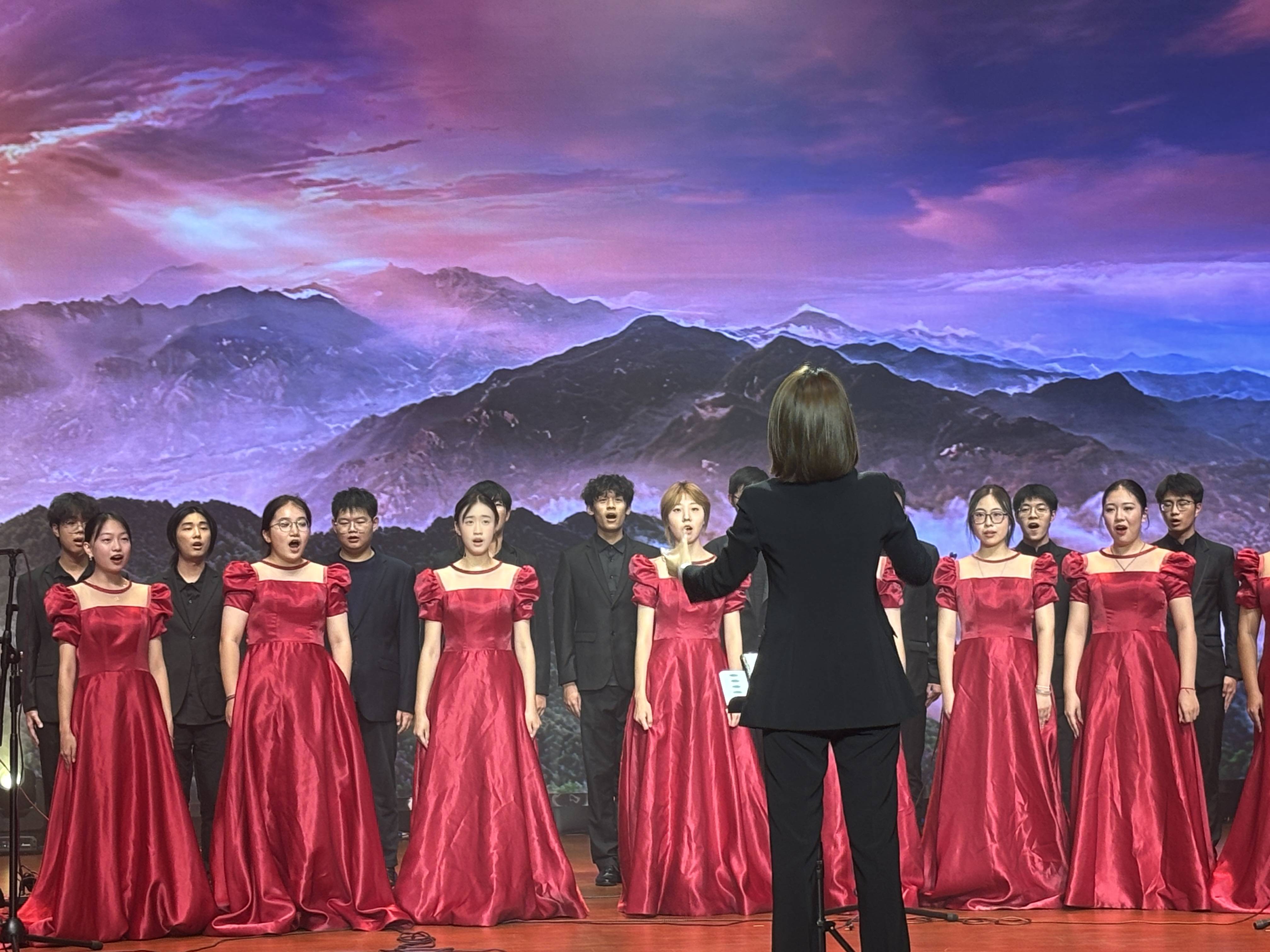 95岁抗战老兵现身!“热血铸荣光”文艺展演走进南京邮电大学