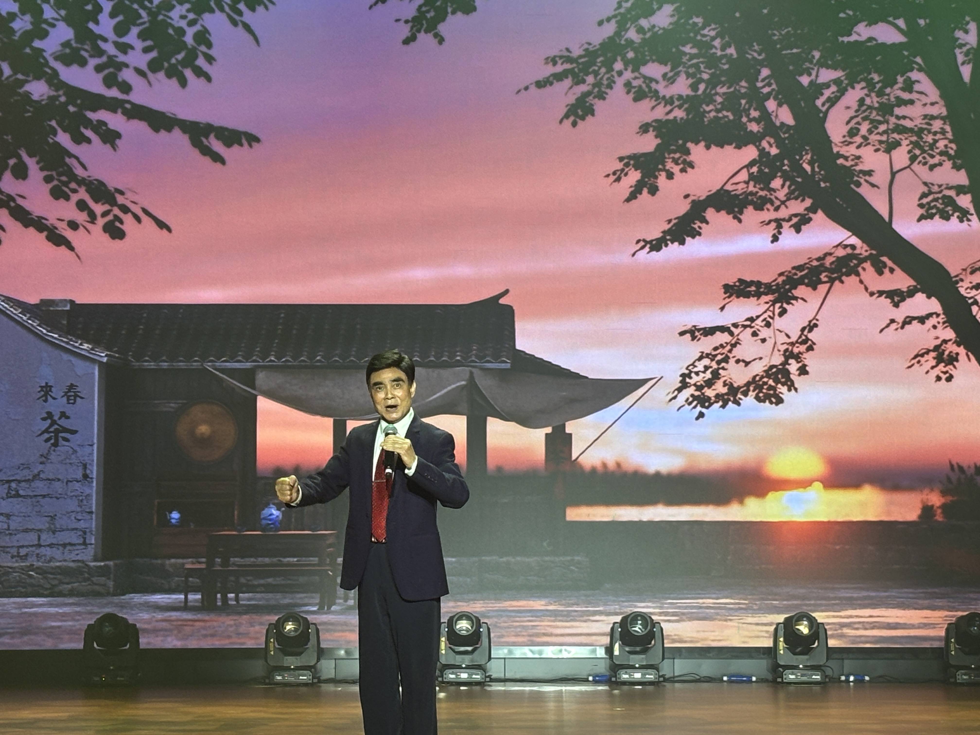 95岁抗战老兵现身!“热血铸荣光”文艺展演走进南京邮电大学