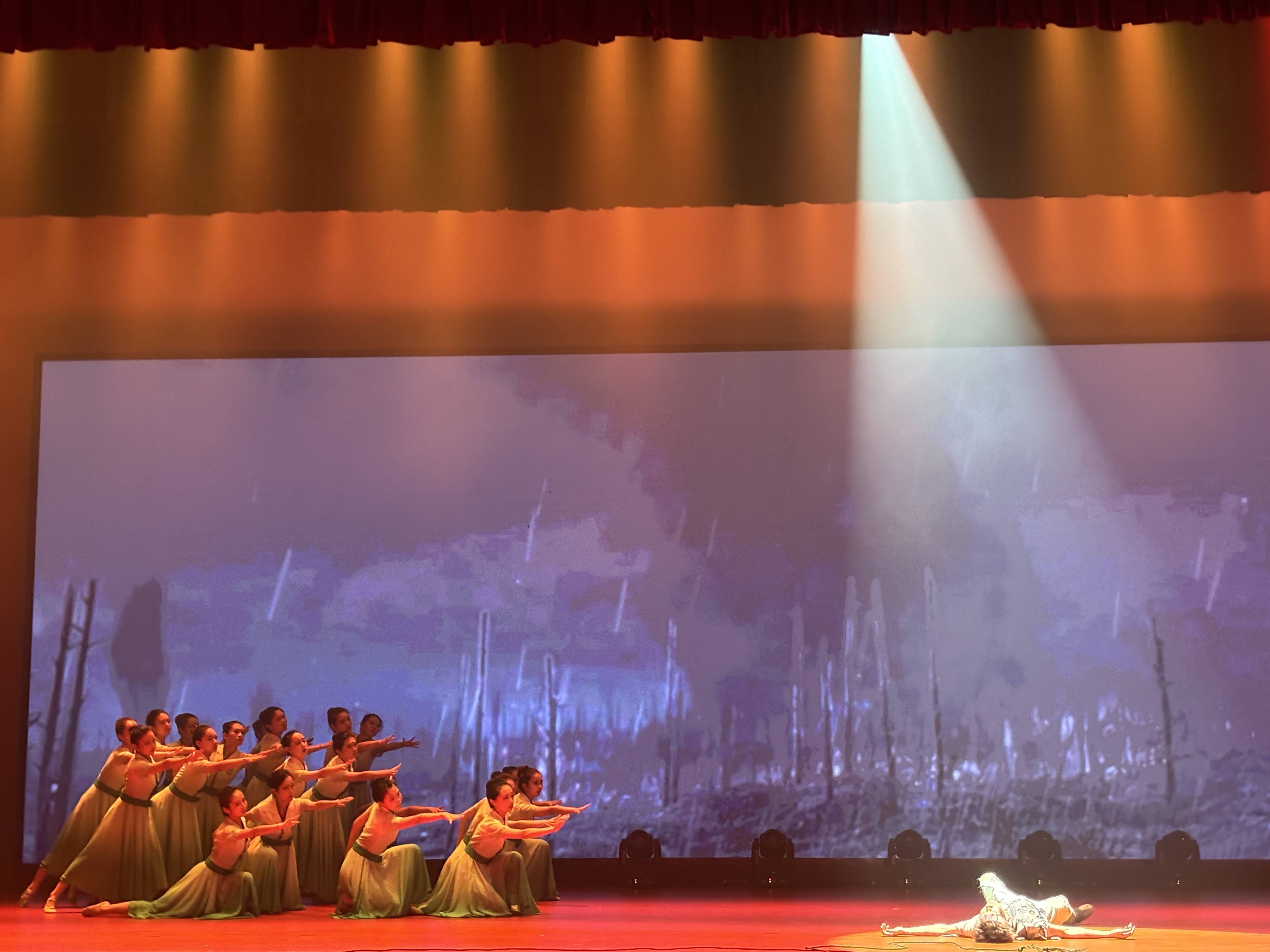 95岁抗战老兵现身!“热血铸荣光”文艺展演走进南京邮电大学