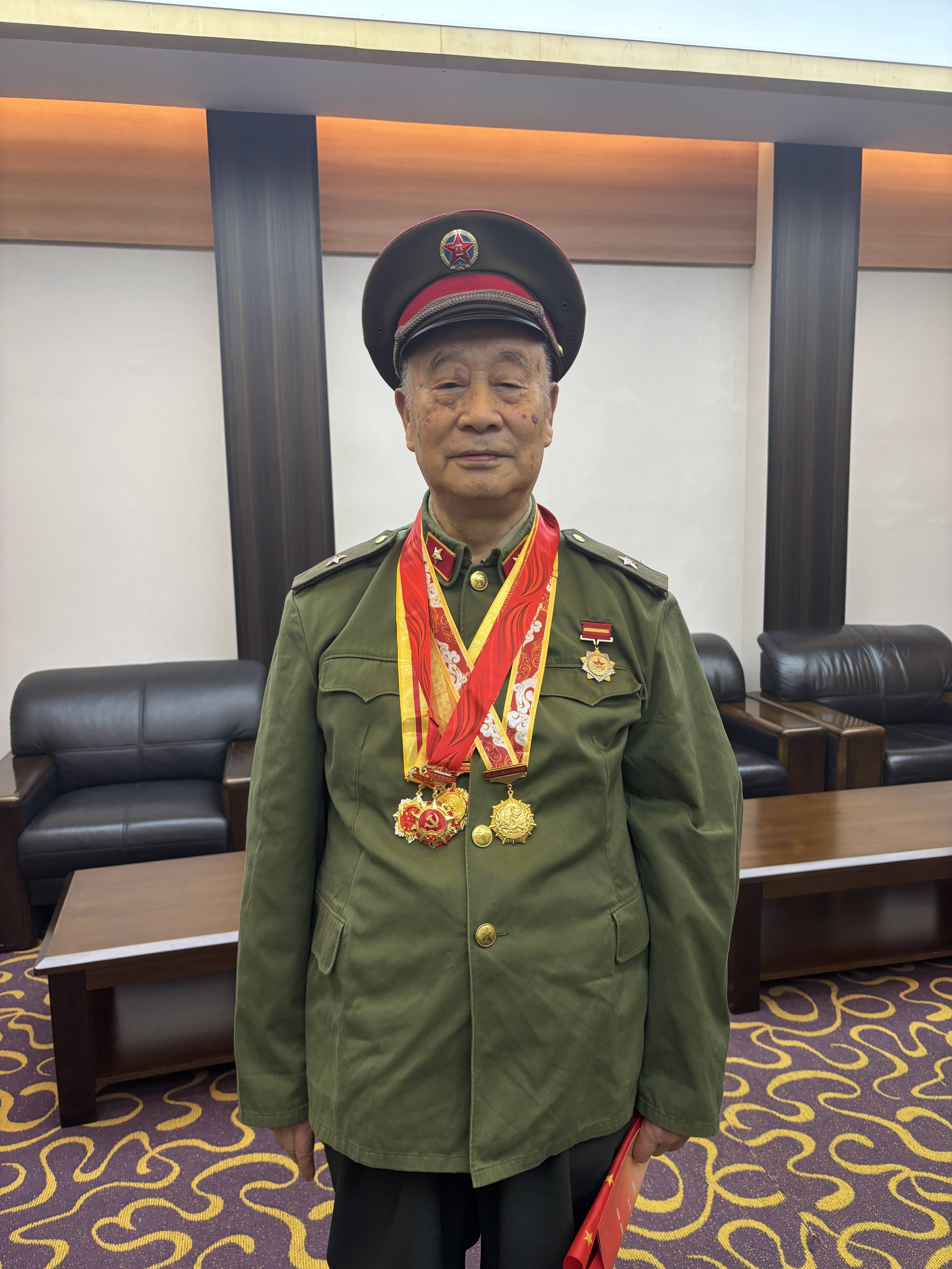 95岁抗战老兵现身!“热血铸荣光”文艺展演走进南京邮电大学