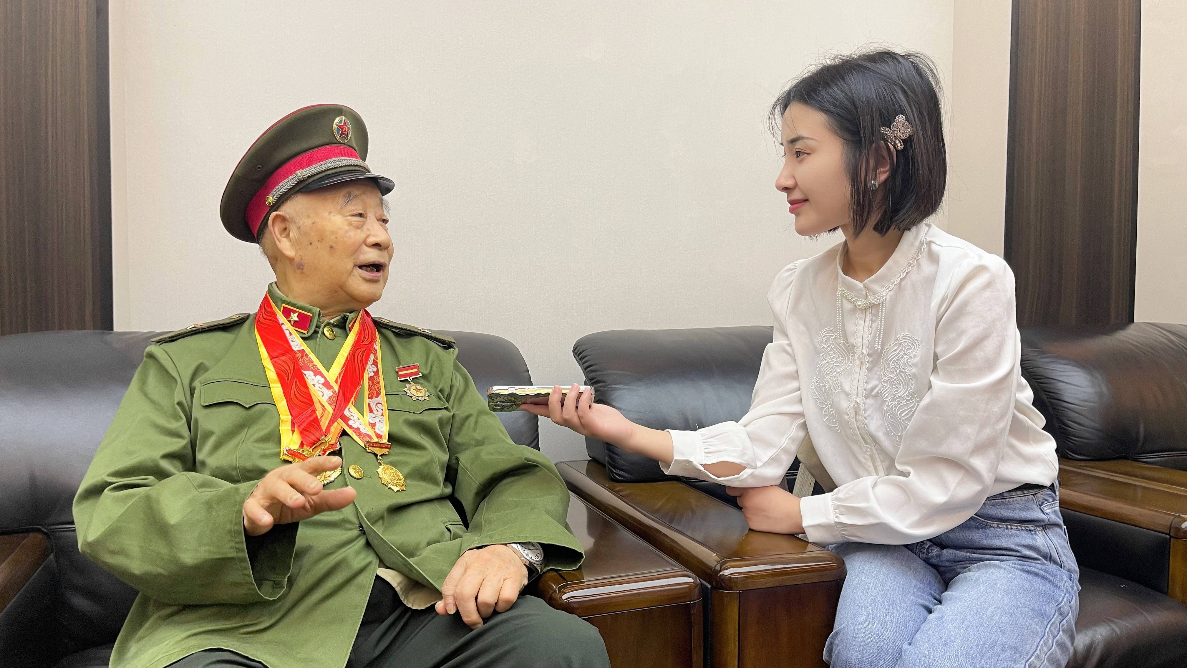 95岁抗战老兵现身!“热血铸荣光”文艺展演走进南京邮电大学