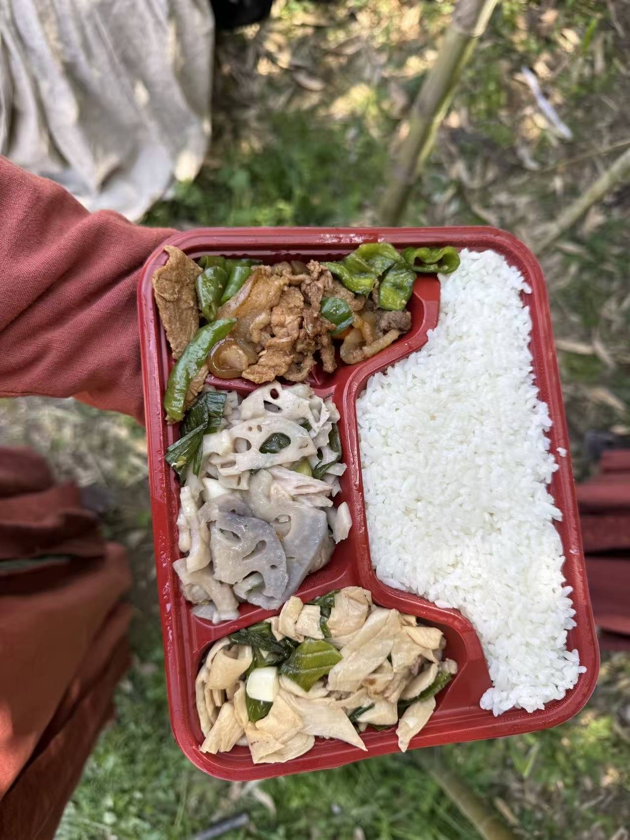 银行职员旺季崩溃 辞职去横店做群演