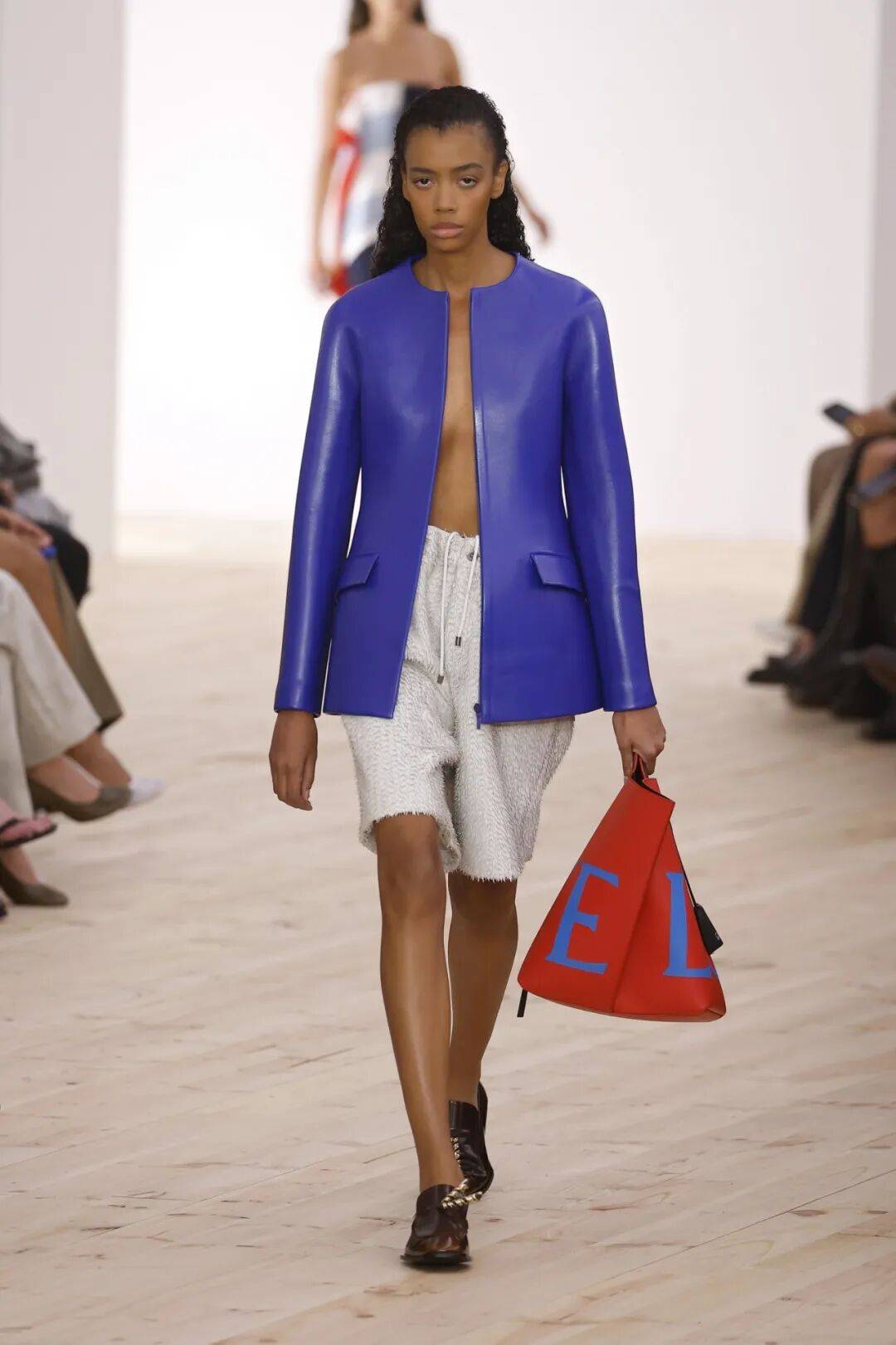 LOEWE新设计师首秀爆了,新配色太撩人!