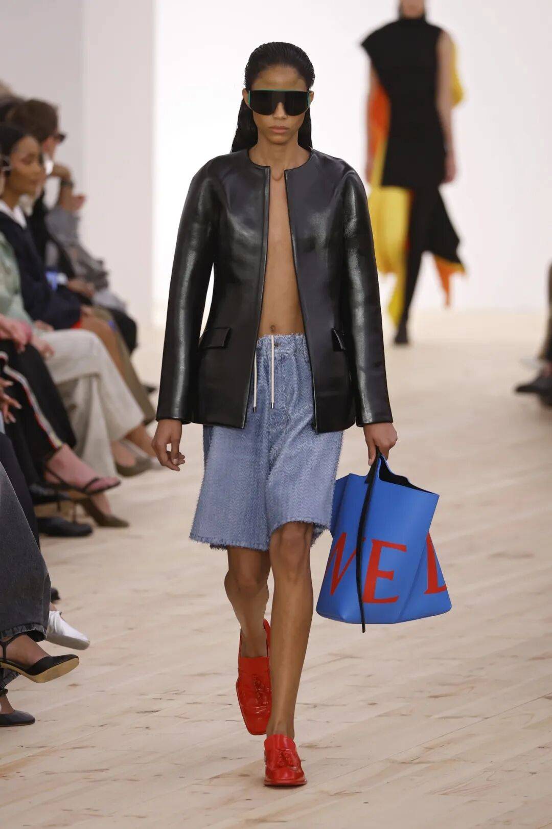 LOEWE新设计师首秀爆了,新配色太撩人!