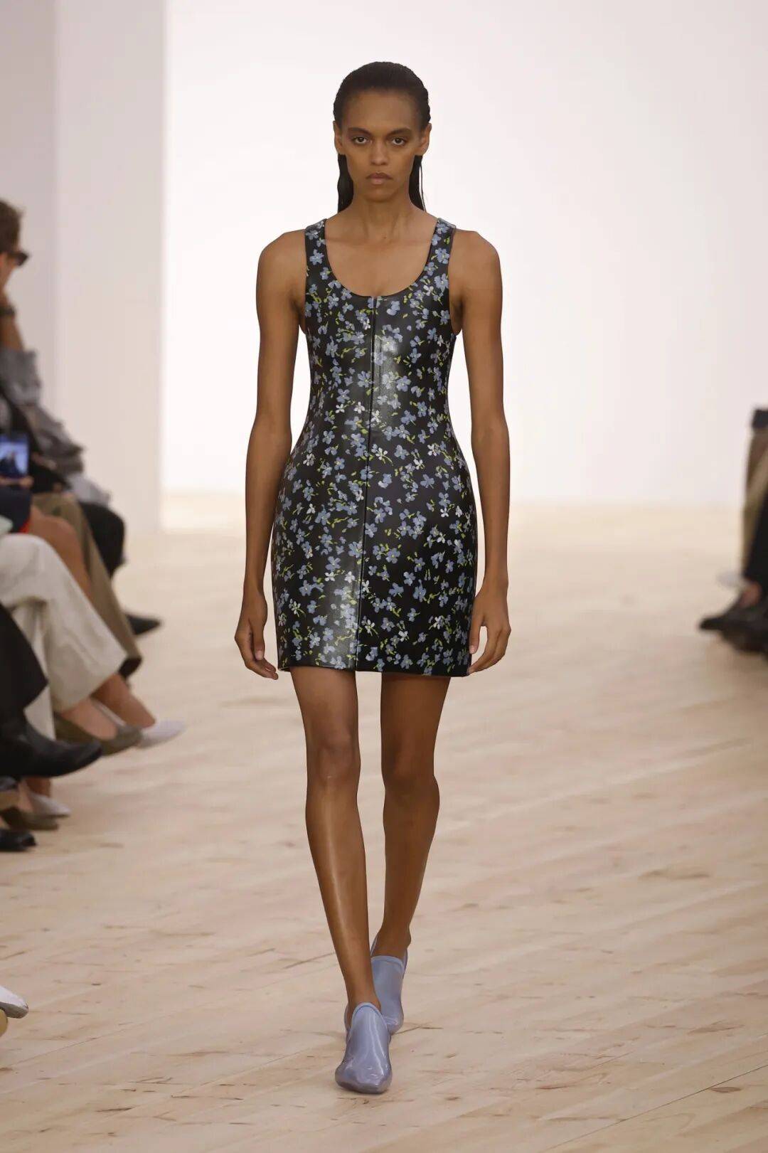 LOEWE新设计师首秀爆了,新配色太撩人!