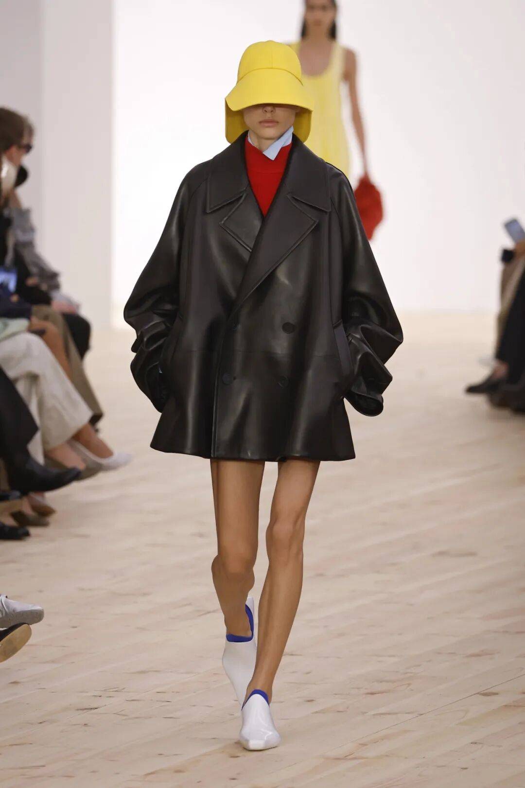 LOEWE新设计师首秀爆了,新配色太撩人!